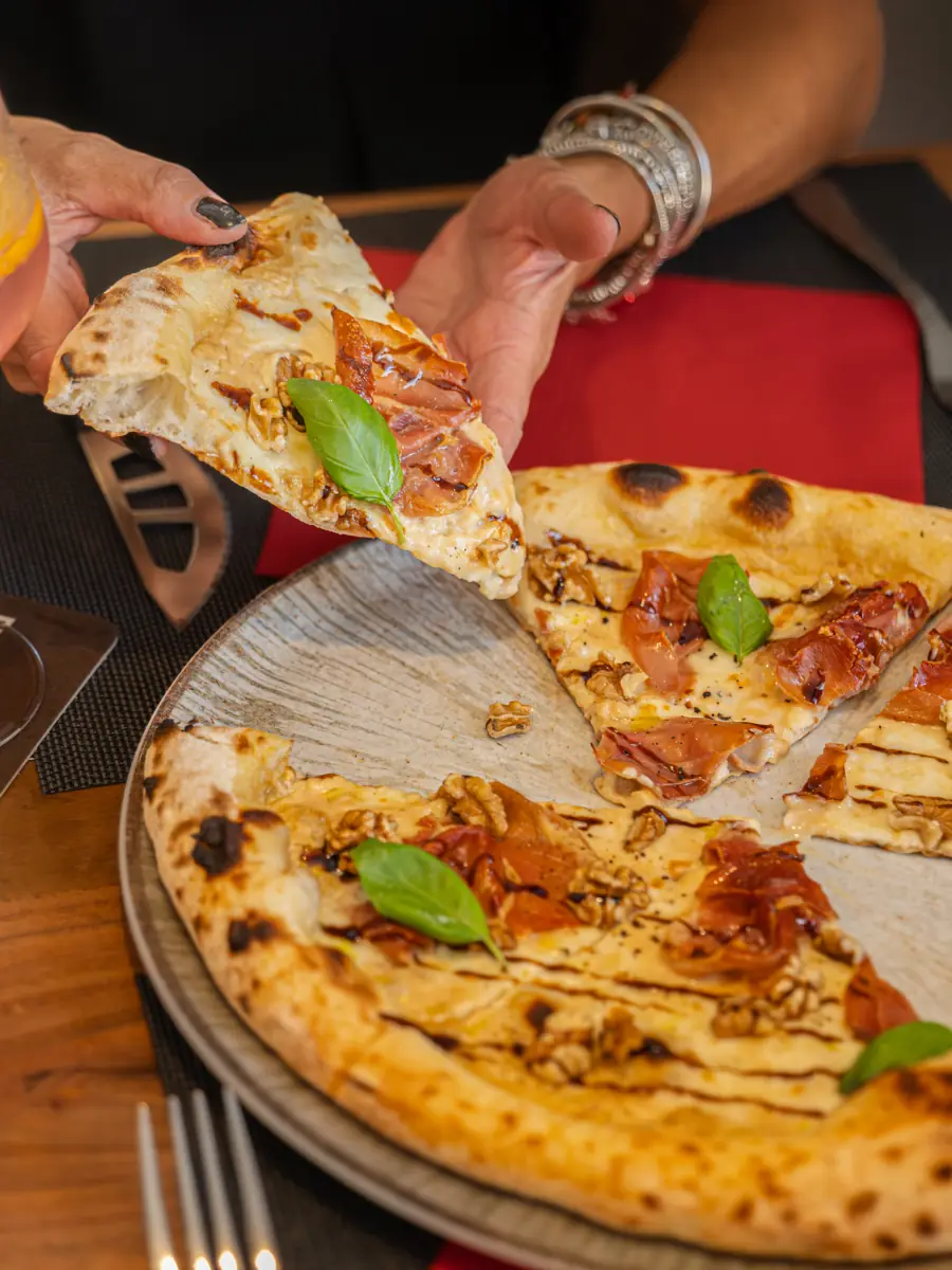 Une pizza partagée entre amis