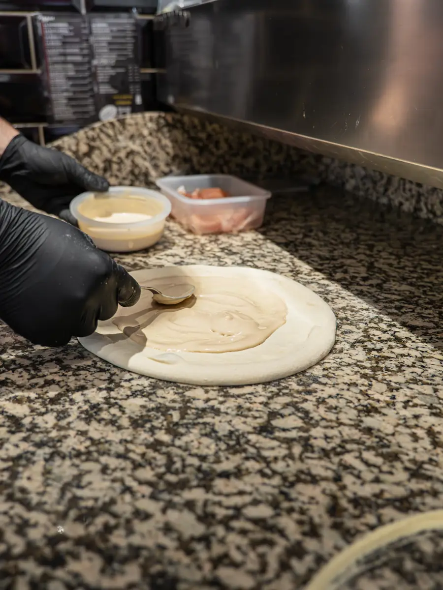 La pâte étalée à la main