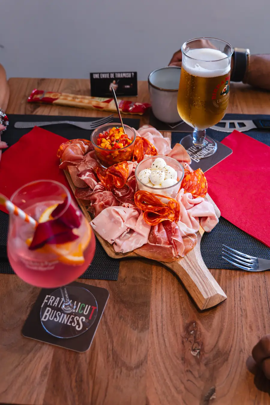 Planche de charcuterie italienne et apéritifs