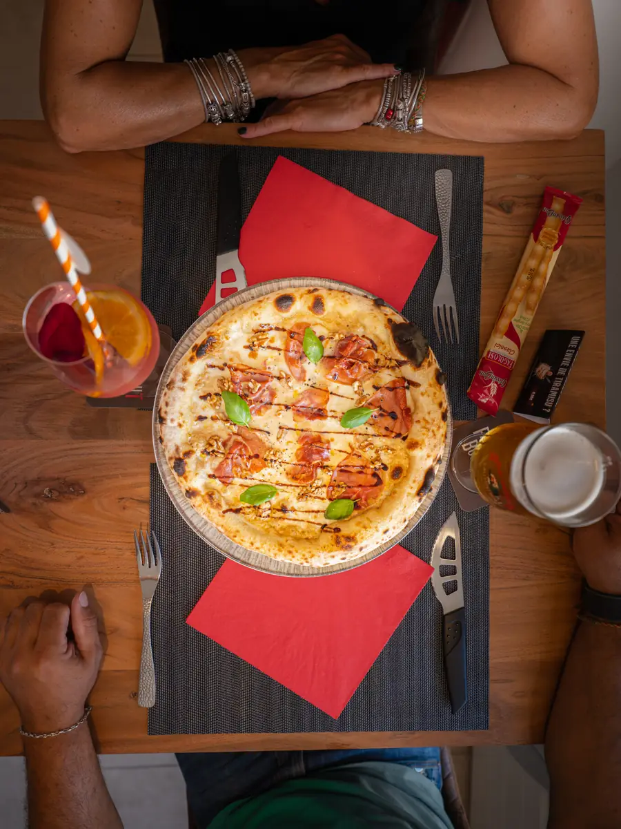 Pizza servie à table
